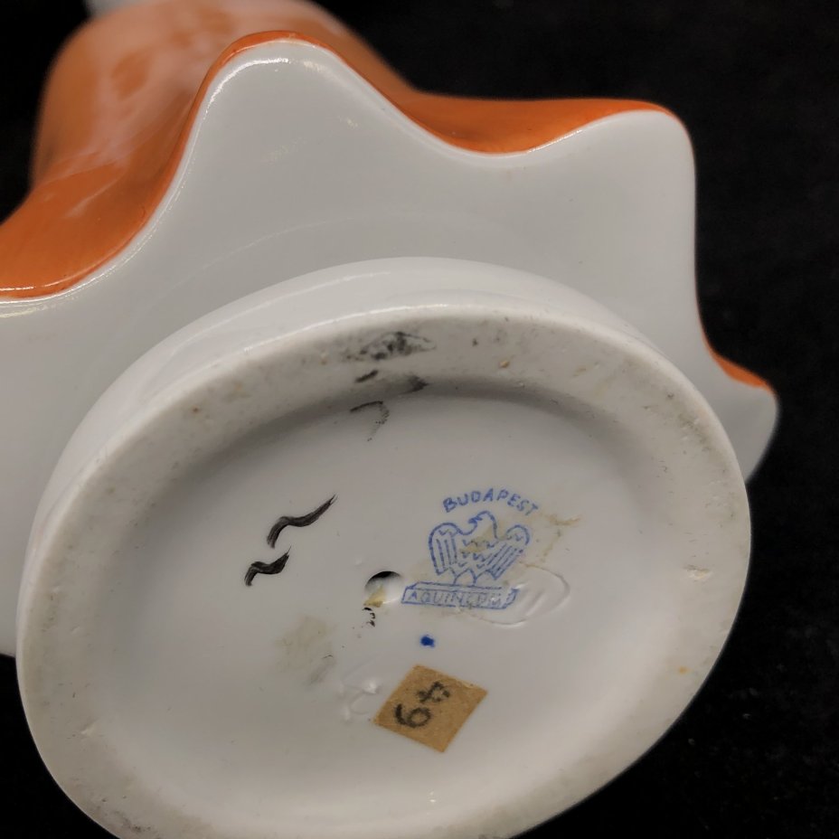 Статуэтка "Румынская девушка в национальном костюме", Aquincum Porcelain