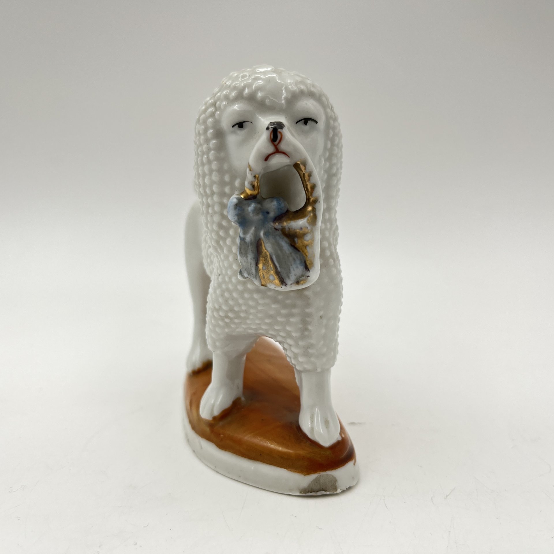 Статуэтка "Белый пудель с корзиной"