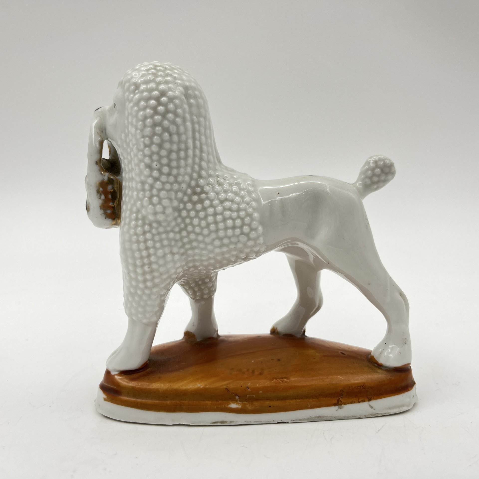 Статуэтка "Белый пудель с корзиной"