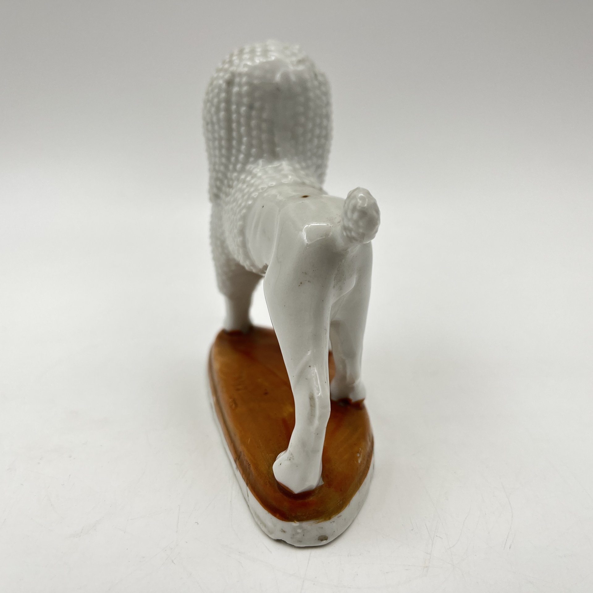 Статуэтка "Белый пудель с корзиной"