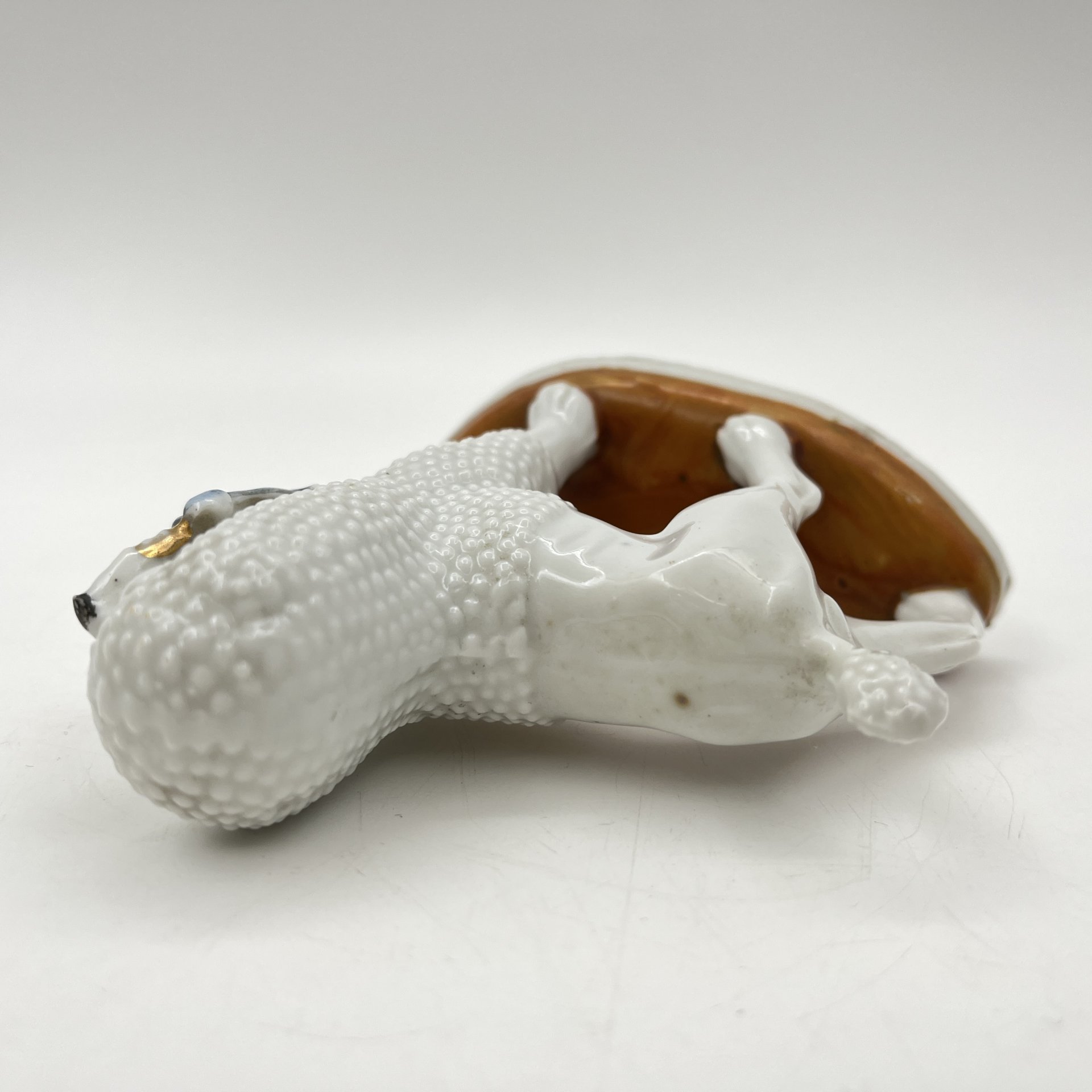 Статуэтка "Белый пудель с корзиной"