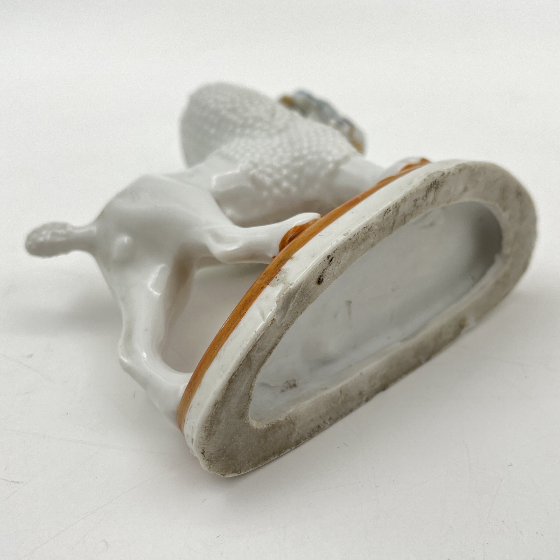 Статуэтка "Белый пудель с корзиной"