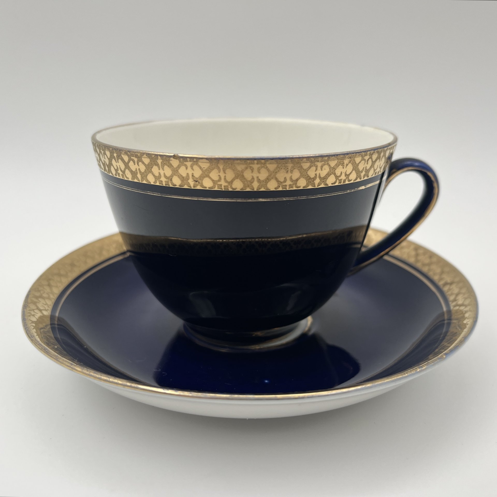 Пара чайная кобальтового цвета с золотистым кантом, фарфор, крытье кобальтом, золочение, Ленинградский фарфоровый завод (ЛФЗ), СССР, 1970-1986 гг.