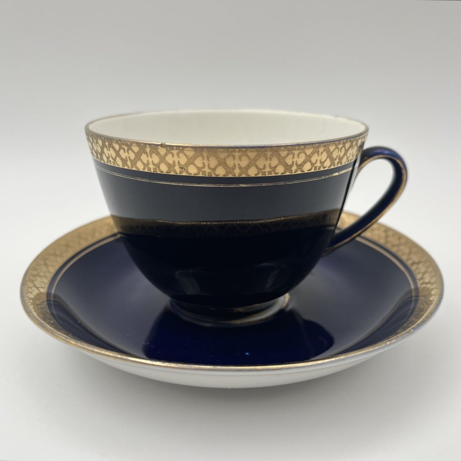 Пара чайная кобальтового цвета с золотистым кантом, фарфор, крытье кобальтом, золочение, Ленинградский фарфоровый завод (ЛФЗ), СССР, 1970-1986 гг.