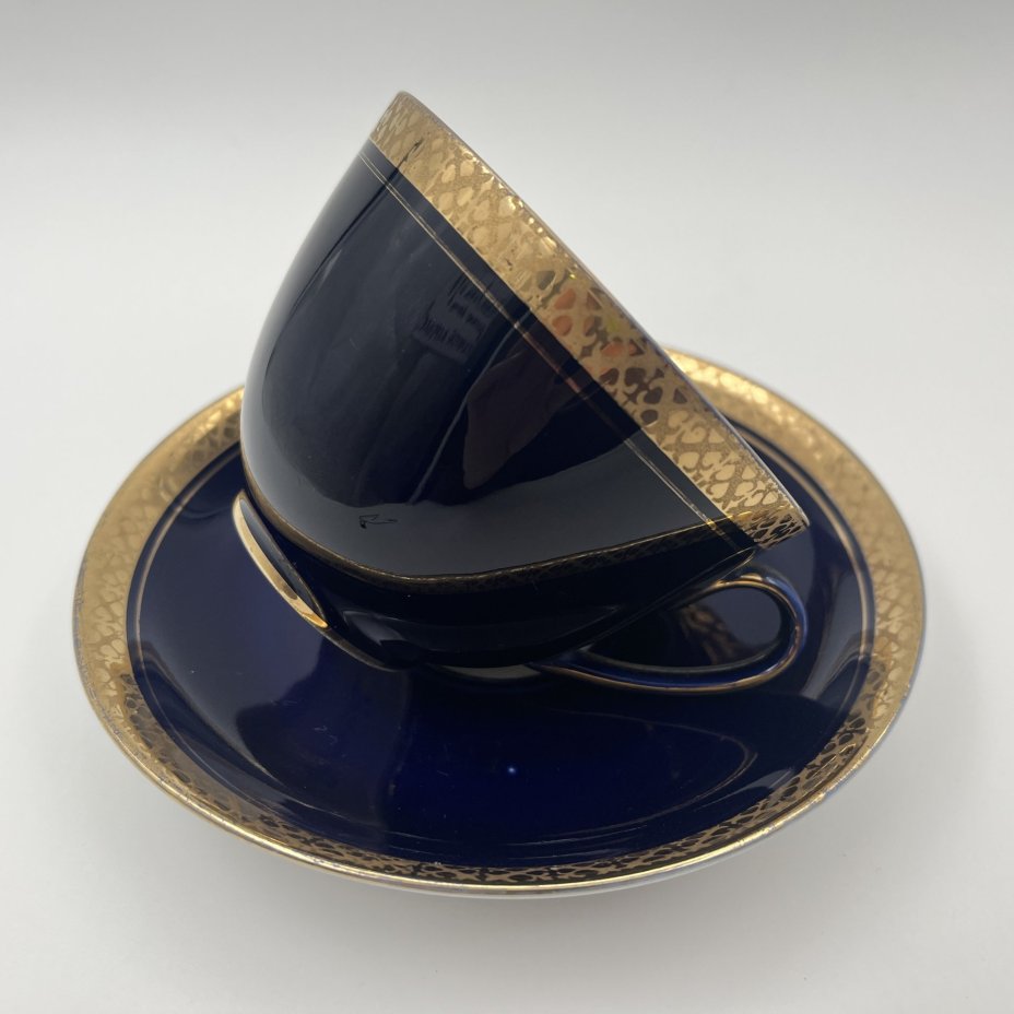 Пара чайная кобальтового цвета с золотистым кантом, фарфор, крытье кобальтом, золочение, Ленинградский фарфоровый завод (ЛФЗ), СССР, 1970-1986 гг.