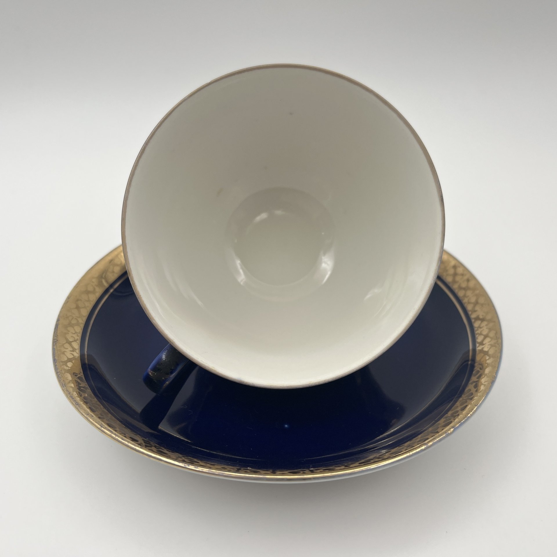 Пара чайная кобальтового цвета с золотистым кантом, фарфор, крытье кобальтом, золочение, Ленинградский фарфоровый завод (ЛФЗ), СССР, 1970-1986 гг.