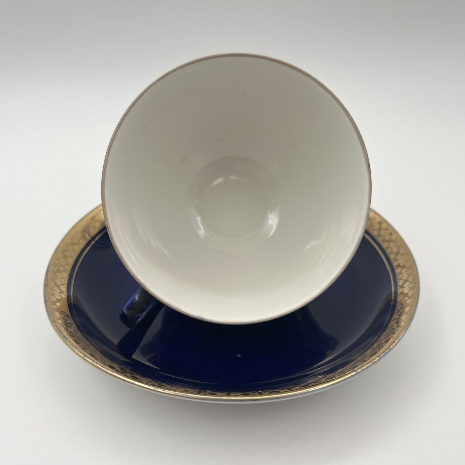 Пара чайная кобальтового цвета с золотистым кантом, фарфор, крытье кобальтом, золочение, Ленинградский фарфоровый завод (ЛФЗ), СССР, 1970-1986 гг.