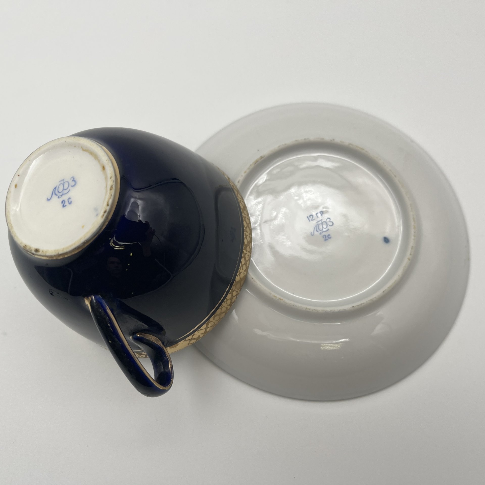 Пара чайная кобальтового цвета с золотистым кантом, фарфор, крытье кобальтом, золочение, Ленинградский фарфоровый завод (ЛФЗ), СССР, 1970-1986 гг.