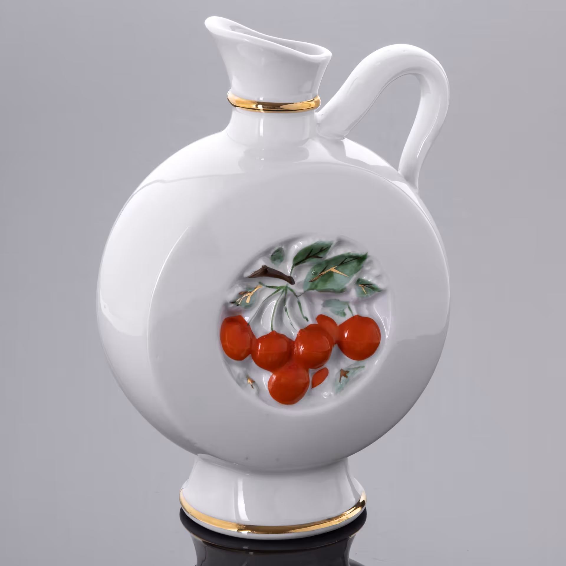 Куманец (штоф) "Вишня", автор Э.М. Криммер, фарфор, роспись, золочение, Ленинградский фарфоровый завод (ЛФЗ), СССР, 1950-1970 гг., Ленинградский фарфоровый завод (ЛФЗ)