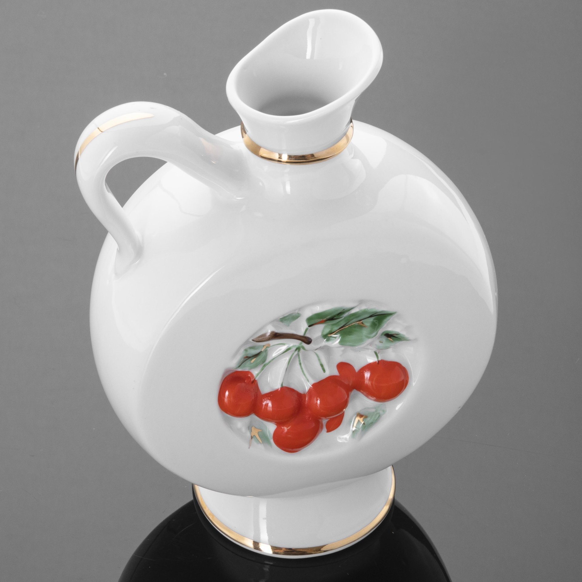 Куманец (штоф) "Вишня", автор Э.М. Криммер, фарфор, роспись, золочение, Ленинградский фарфоровый завод (ЛФЗ), СССР, 1950-1970 гг., Ленинградский фарфоровый завод (ЛФЗ)