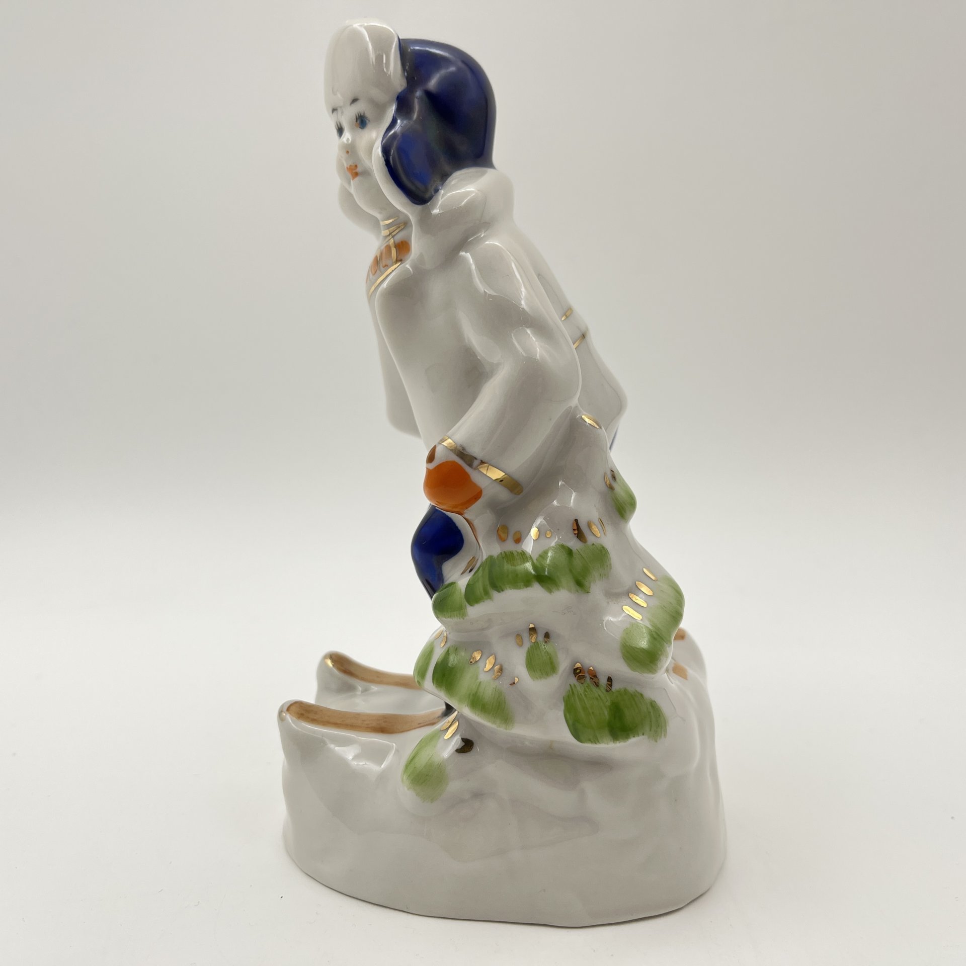 Статуэтка "Лыжник" ("Мальчик на лыжах"), автор С.В. Голембовская (Болзан), фарфор, роспись, золочение, Полонский фарфоровый завод, СССР, 1953-1957 гг.