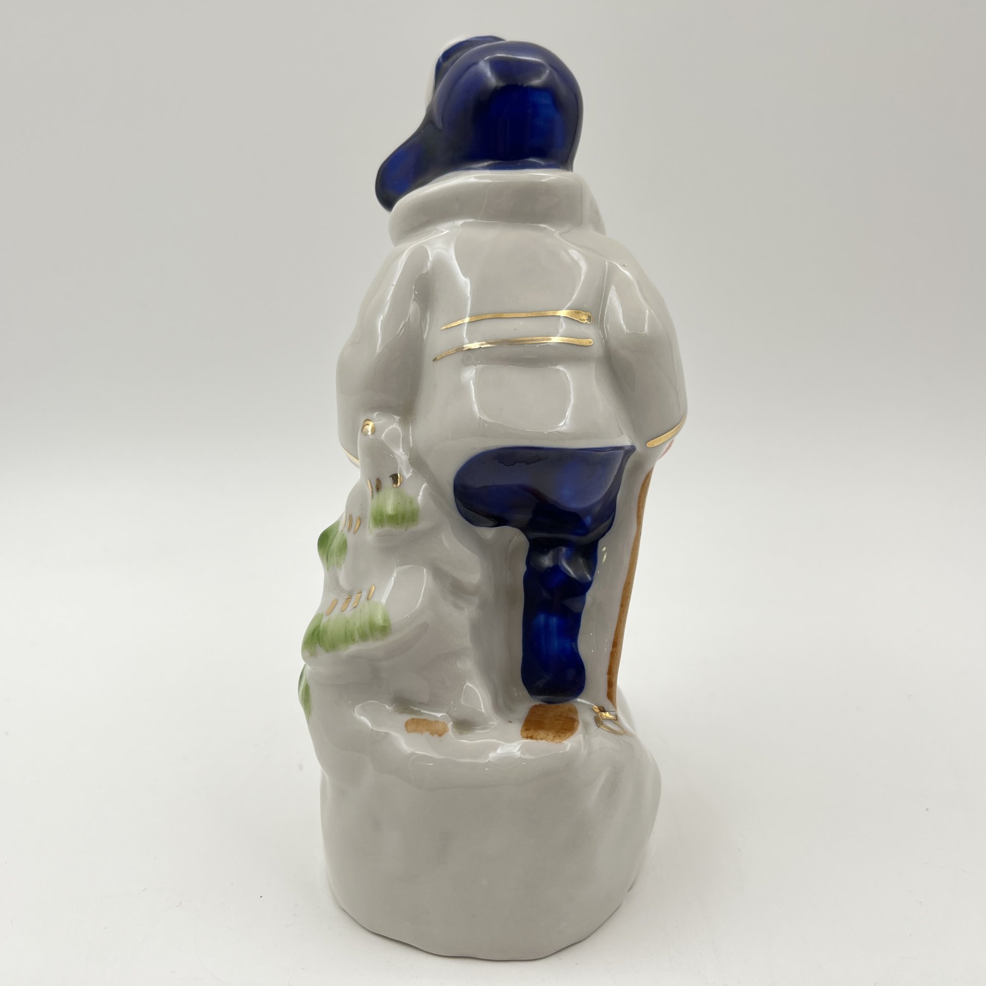 Статуэтка "Лыжник" ("Мальчик на лыжах"), автор С.В. Голембовская (Болзан), фарфор, роспись, золочение, Полонский фарфоровый завод, СССР, 1953-1957 гг.