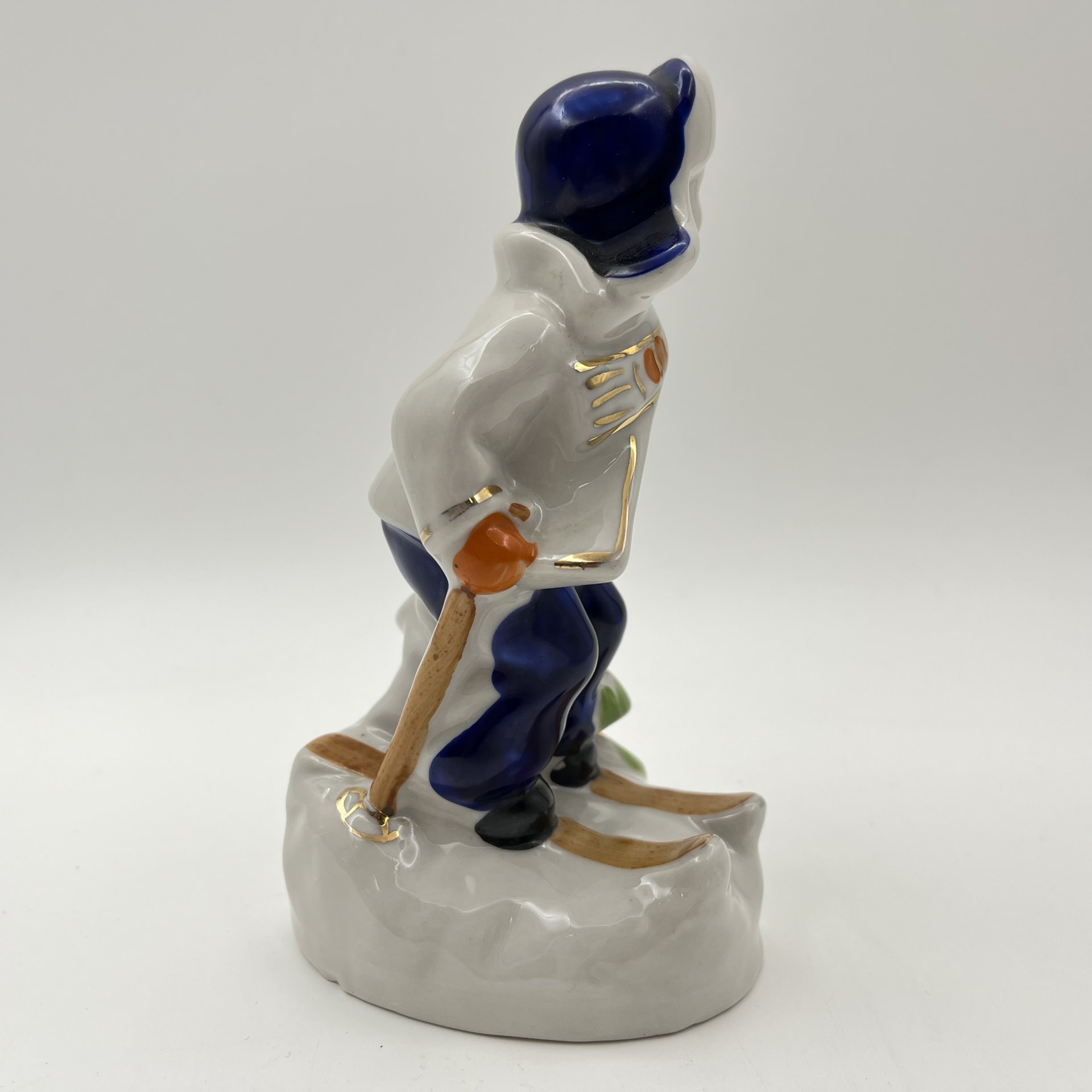 Статуэтка "Лыжник" ("Мальчик на лыжах"), автор С.В. Голембовская (Болзан), фарфор, роспись, золочение, Полонский фарфоровый завод, СССР, 1953-1957 гг.
