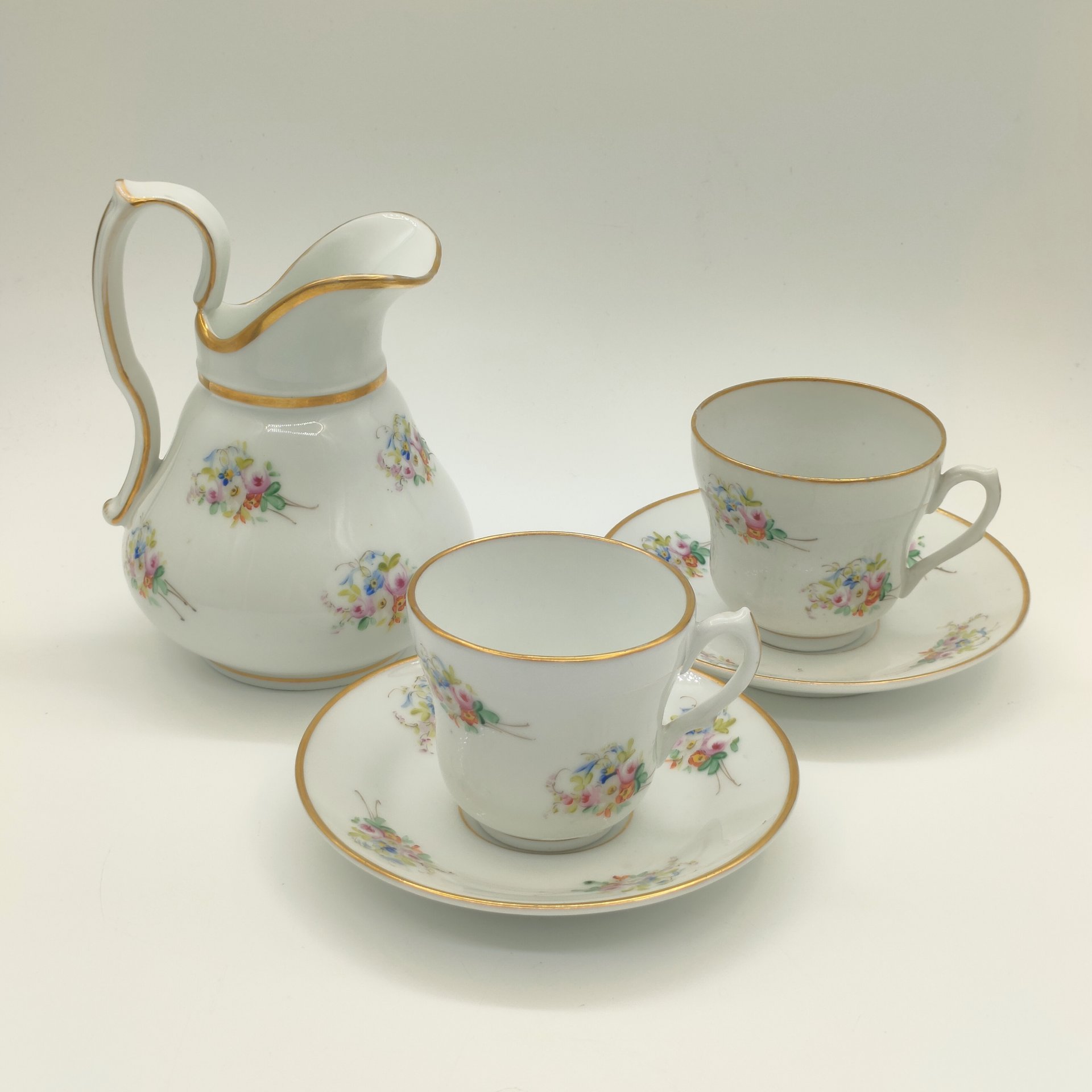 Набор из 2-х чайных пар и молочника с цветочным декором, фарфор, роспись, золочение, Западная Европа, 1880-1910 гг.
