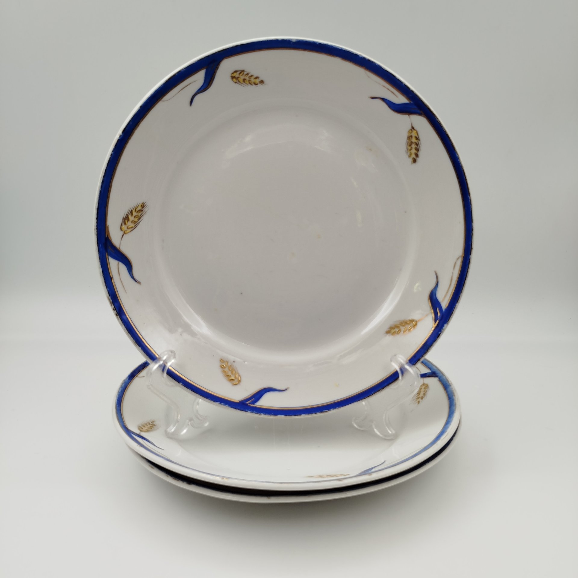 Набор десертных тарелок "Золотые колосья" (3 шт.), автор росписи Мысягин В.П., фарфор, роспись, золочение, Дулевский фарфоровый завод (Дулёво), СССР, 1951 г.