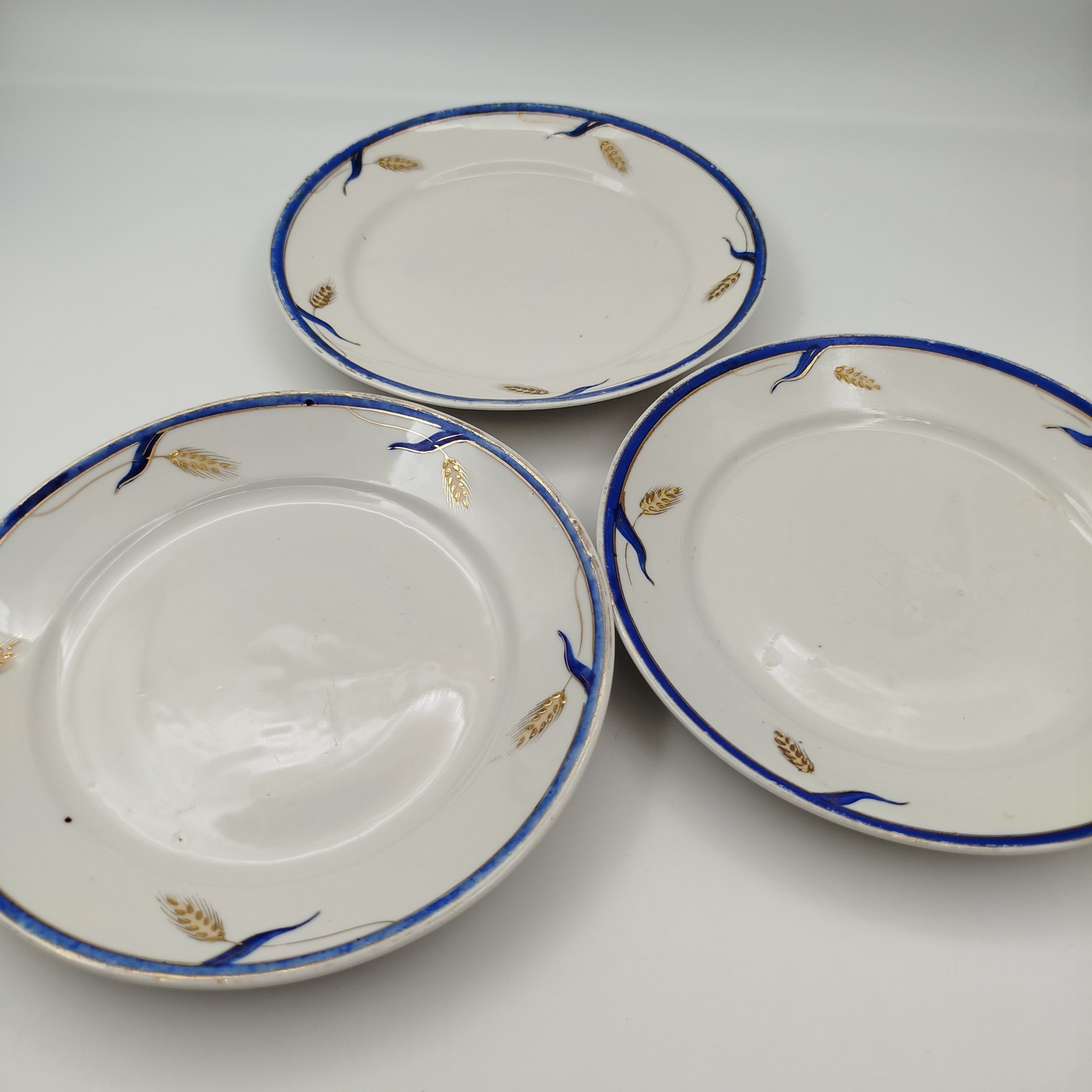 Набор десертных тарелок "Золотые колосья" (3 шт.), автор росписи Мысягин В.П., фарфор, роспись, золочение, Дулевский фарфоровый завод (Дулёво), СССР, 1951 г.