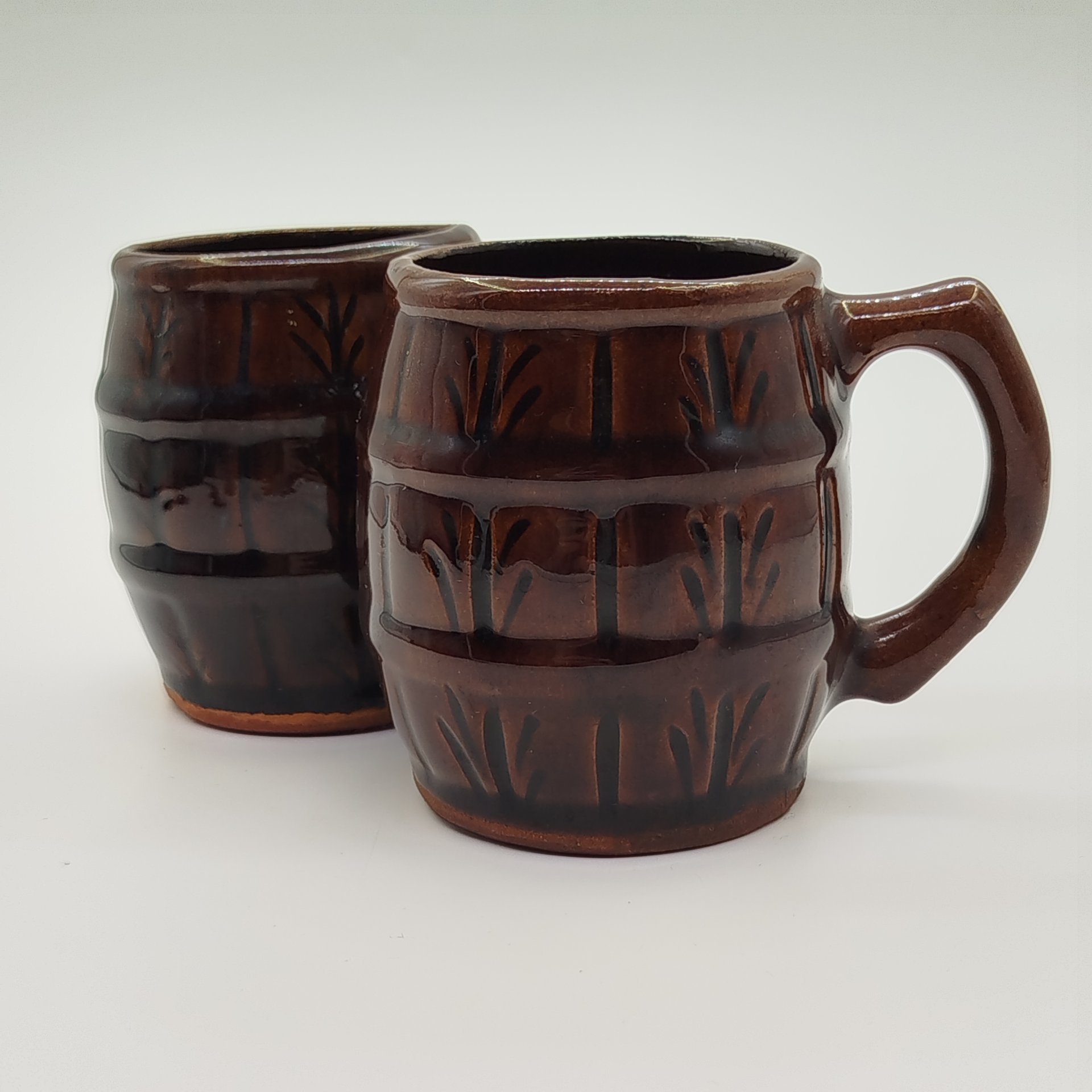 Пара пивных кружек в виде бочонка