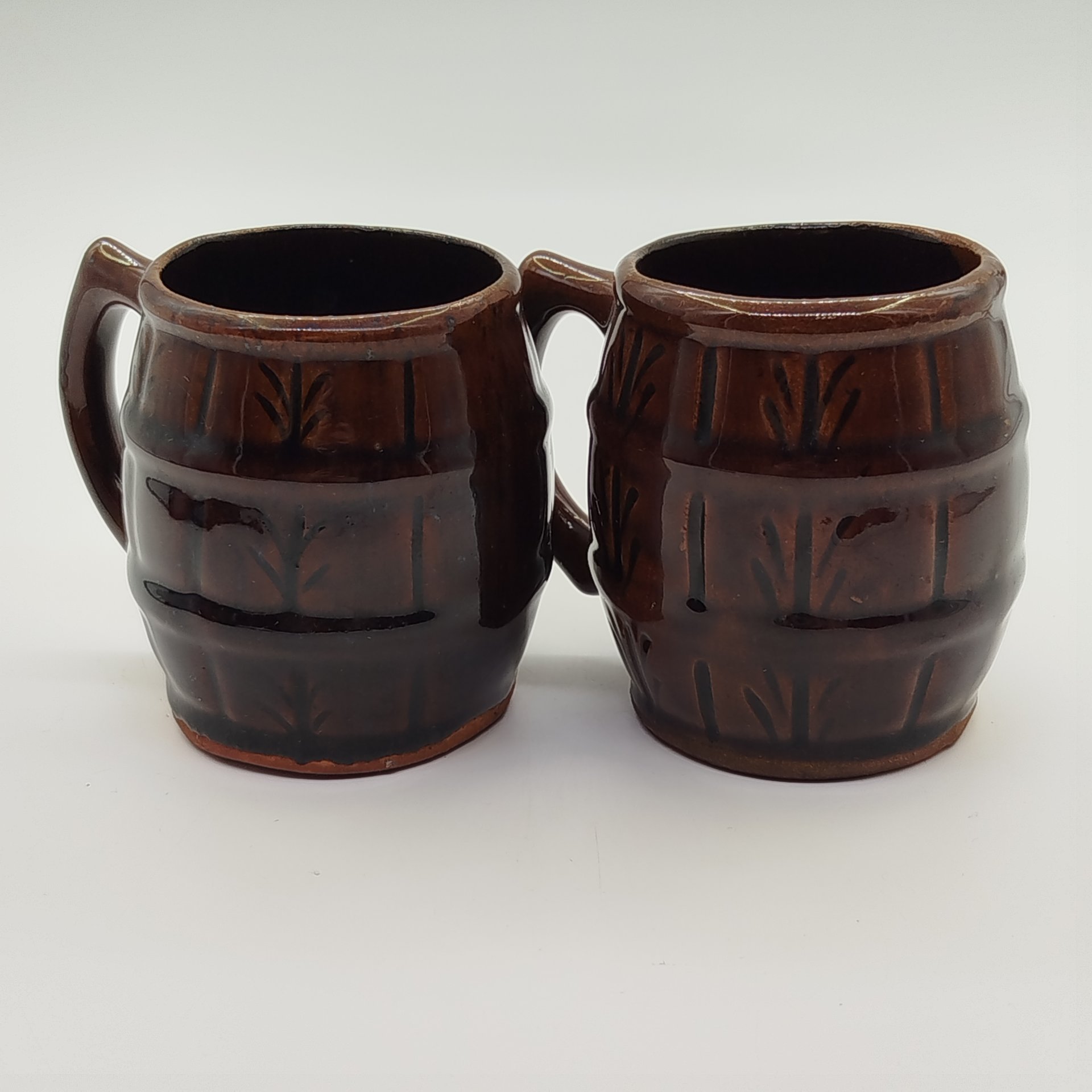 Пара пивных кружек в виде бочонка