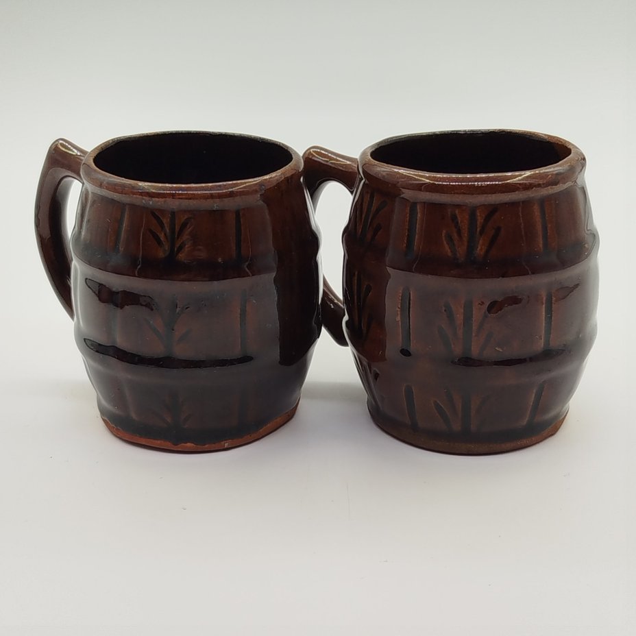 Пара пивных кружек в виде бочонка