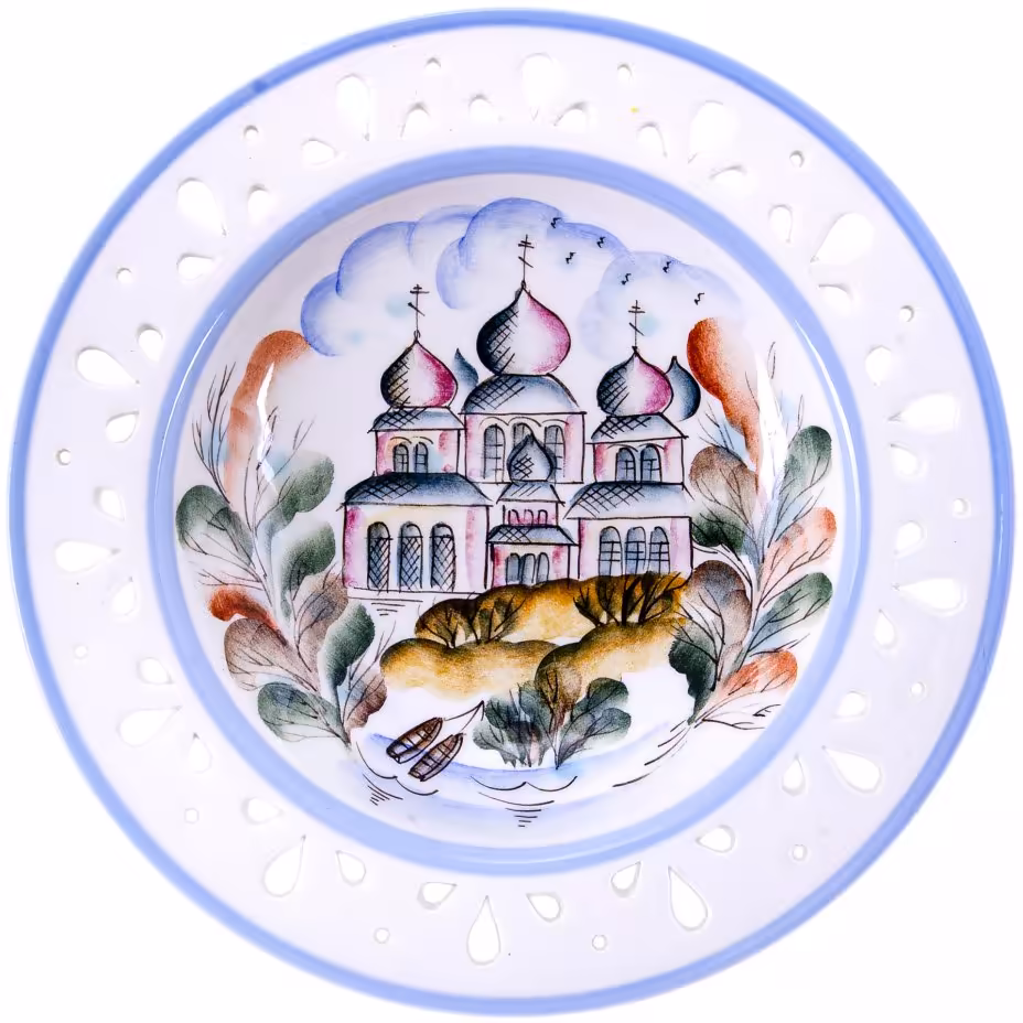 Тарелка настенная с прорезным бортом и пейзажным декором, фаянс, роспись, авторская ручная работа, автор Алдошина, Россия 2000-2020 гг.