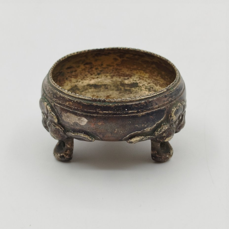 Солонка на трех ножках с растительным декором, Fraget (Фабрика серебряных и плакированных изделий Иосифа Фраже)