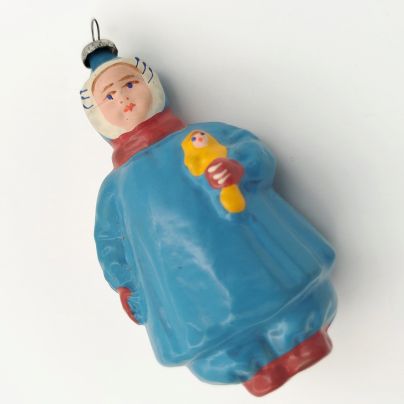 Елочная игрушка "Ребенок с погремушкой", стекло, роспись, металл, Завод стеклянных ёлочных украшений и оптических изделий, г. Москва, СССР, 1950-1960 гг.