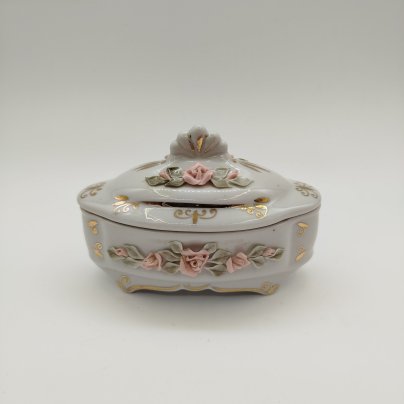 Шкатулка с объемным цветочным декором, фарфор, золочение, налепы, Кисловодский фарфор - Феникс, СССР, 1980-1991 гг.