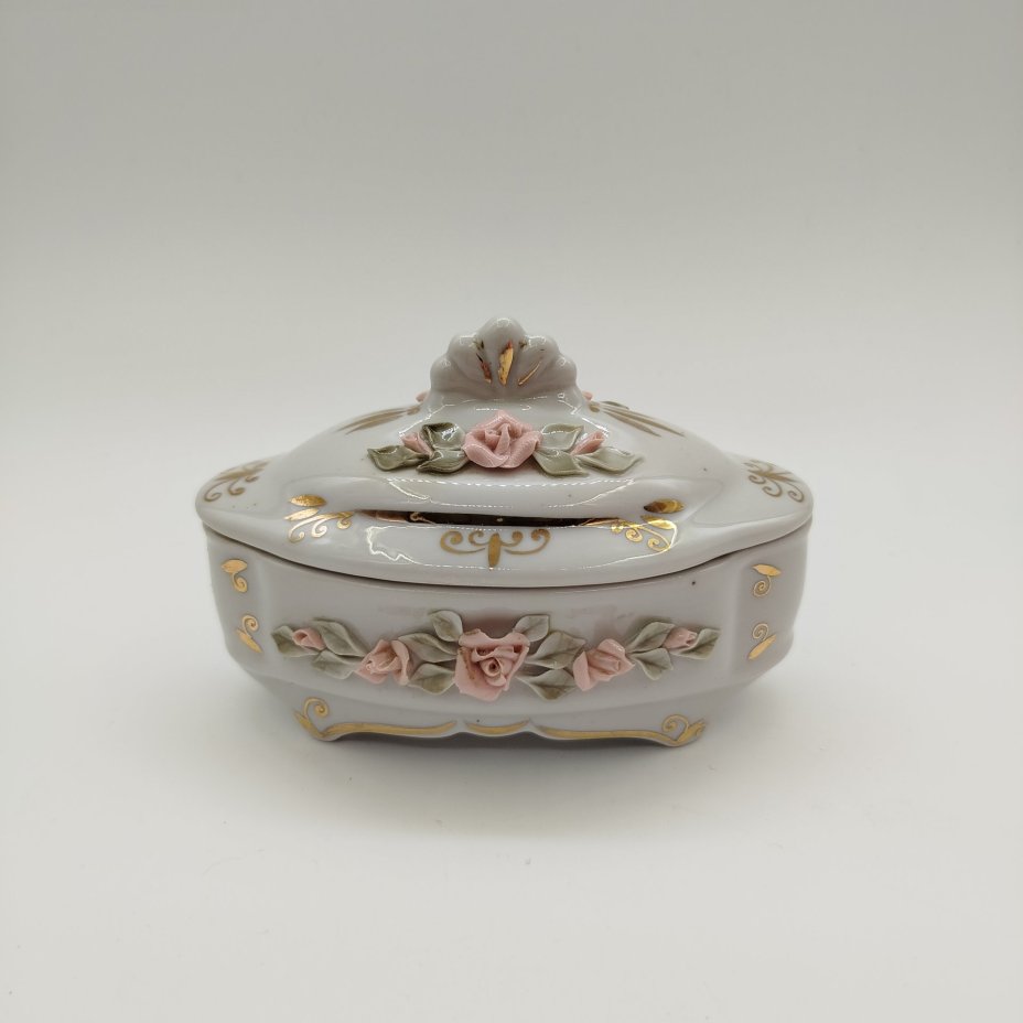 Шкатулка с объемным цветочным декором, фарфор, золочение, налепы, Кисловодский фарфор - Феникс, СССР, 1980-1991 гг.