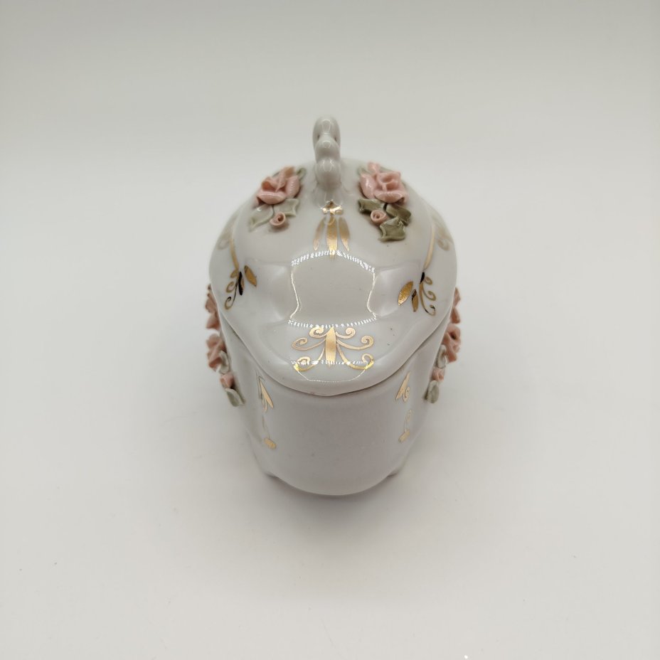 Шкатулка с объемным цветочным декором, фарфор, золочение, налепы, Кисловодский фарфор - Феникс, СССР, 1980-1991 гг.