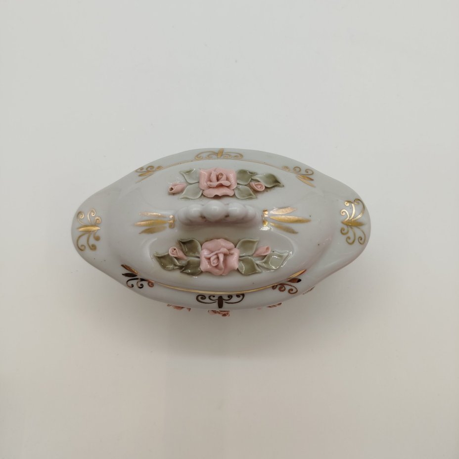 Шкатулка с объемным цветочным декором, фарфор, золочение, налепы, Кисловодский фарфор - Феникс, СССР, 1980-1991 гг.