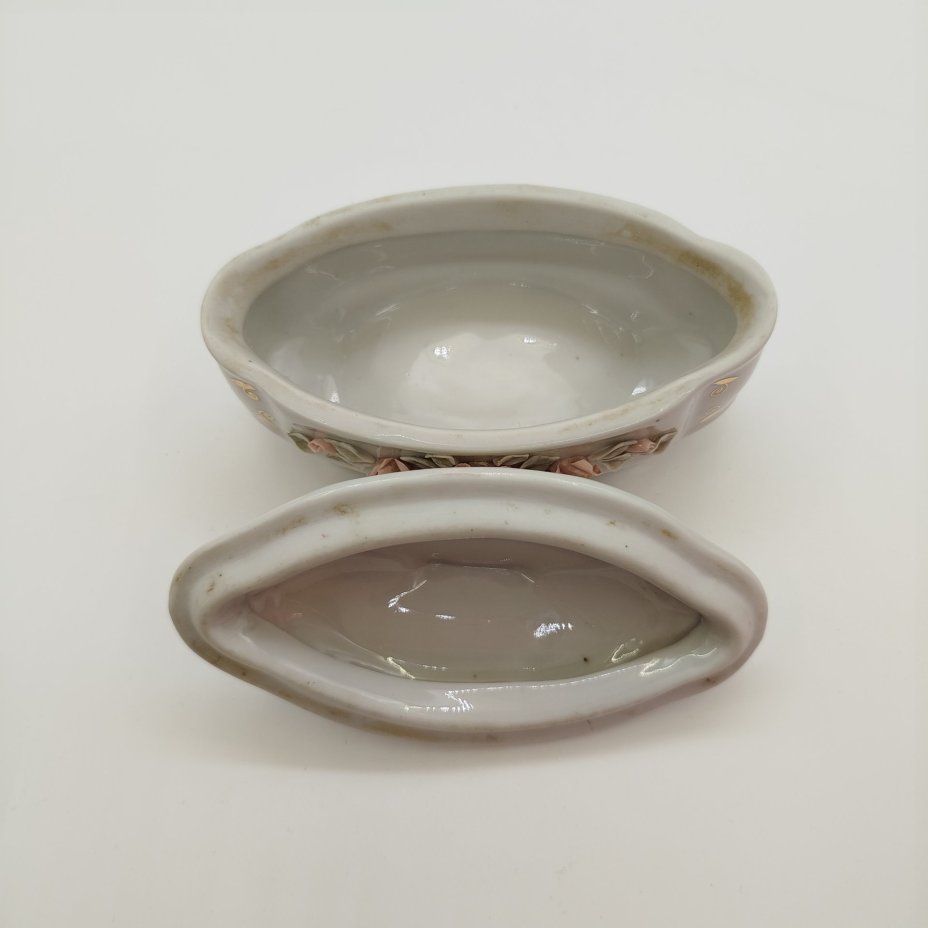 Шкатулка с объемным цветочным декором, фарфор, золочение, налепы, Кисловодский фарфор - Феникс, СССР, 1980-1991 гг.