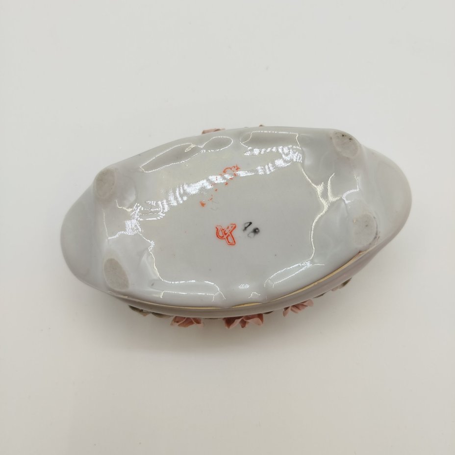 Шкатулка с объемным цветочным декором, фарфор, золочение, налепы, Кисловодский фарфор - Феникс, СССР, 1980-1991 гг.