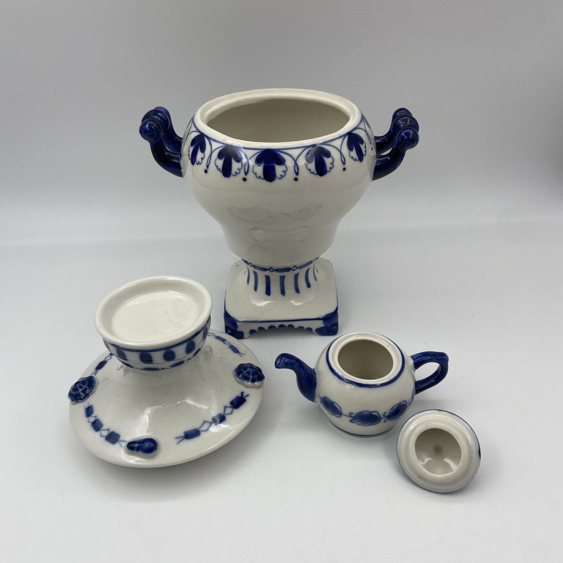 Статуэтка "Самовар с заварочным чайником", фарфор, роспись, Объединение «Гжель», СССР, 1972-1985 гг.