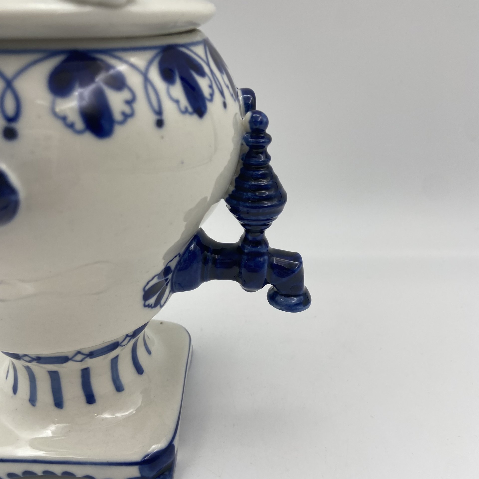 Статуэтка "Самовар с заварочным чайником", фарфор, роспись, Объединение «Гжель», СССР, 1972-1985 гг.