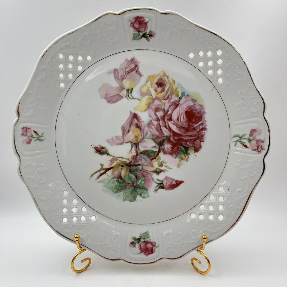 Блюдо круглой формы с прорезным бортом, украшенное изображением роз, фарфор, деколь, золочение, Западная Европа, 1900-1930 гг.