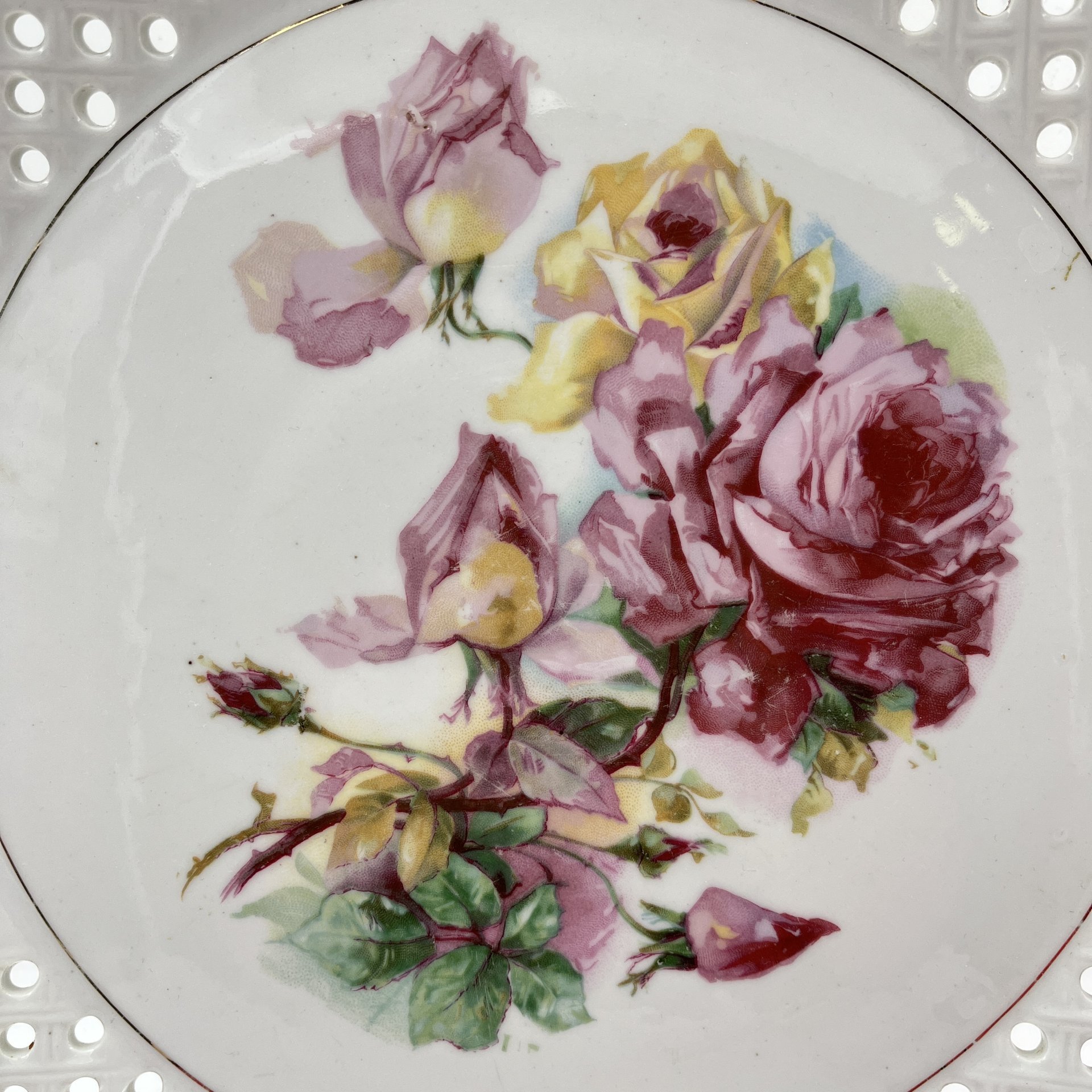 Блюдо круглой формы с прорезным бортом, украшенное изображением роз, фарфор, деколь, золочение, Западная Европа, 1900-1930 гг.
