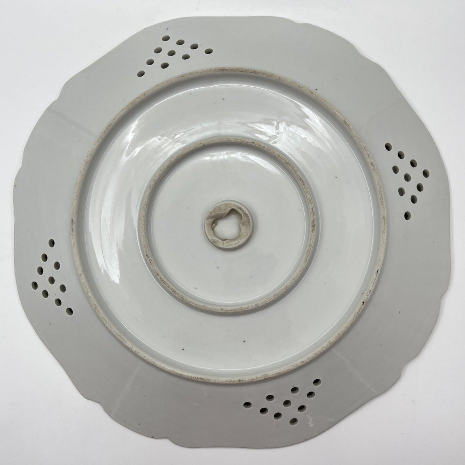 Блюдо круглой формы с прорезным бортом, украшенное изображением роз