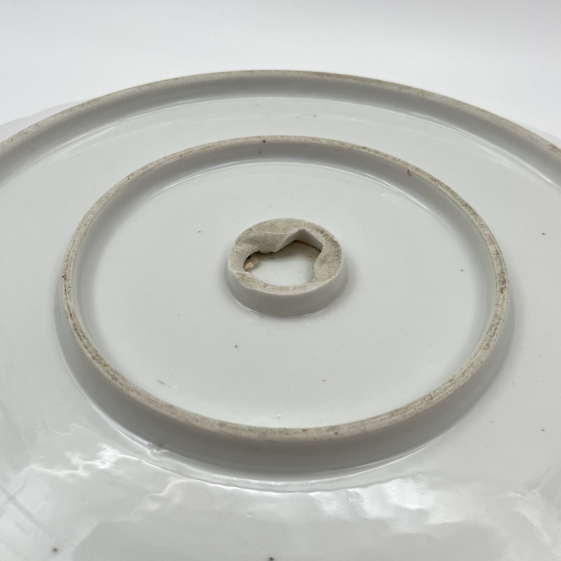 Блюдо круглой формы с прорезным бортом, украшенное изображением роз, фарфор, деколь, золочение, Западная Европа, 1900-1930 гг.