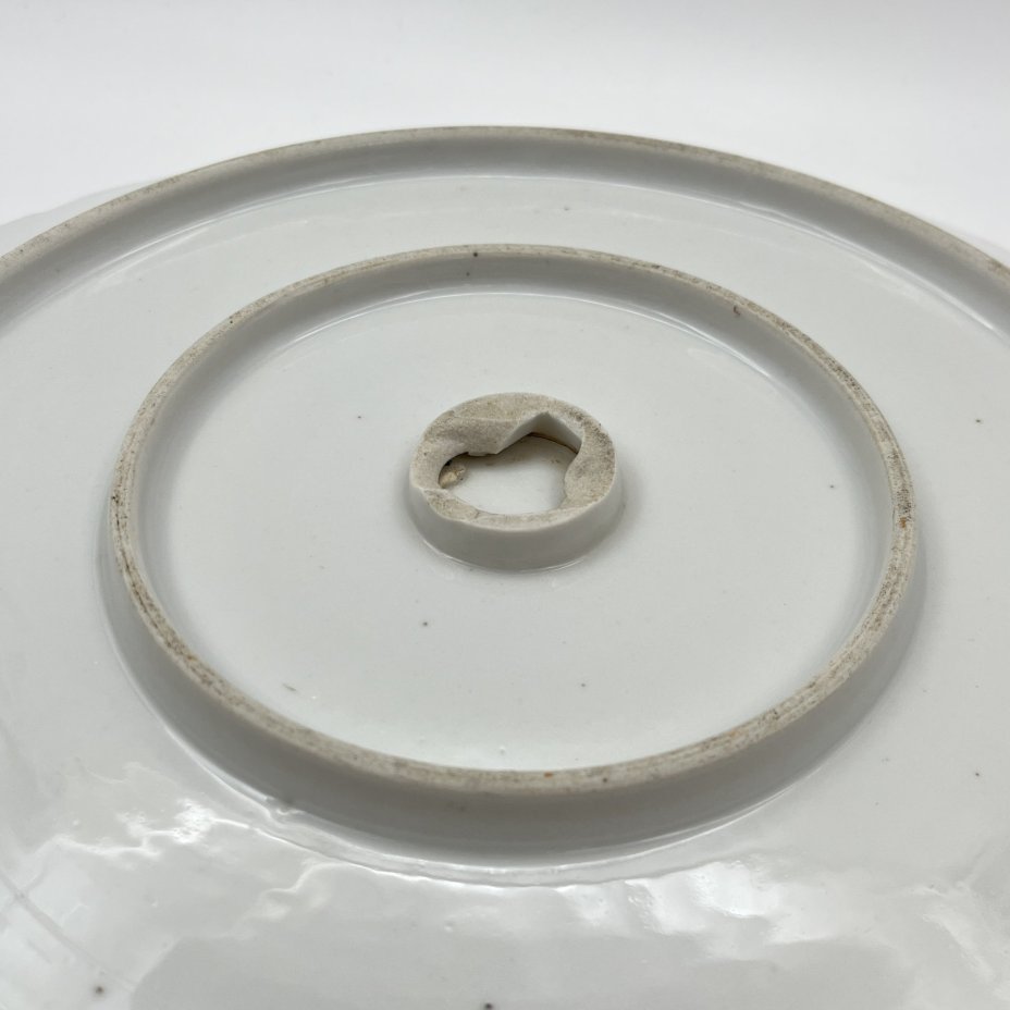 Блюдо круглой формы с прорезным бортом, украшенное изображением роз