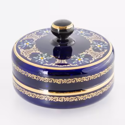 Ваза для конфет с крышкой (бонбоньерка), декорированная ажурно-цветочным орнаментом