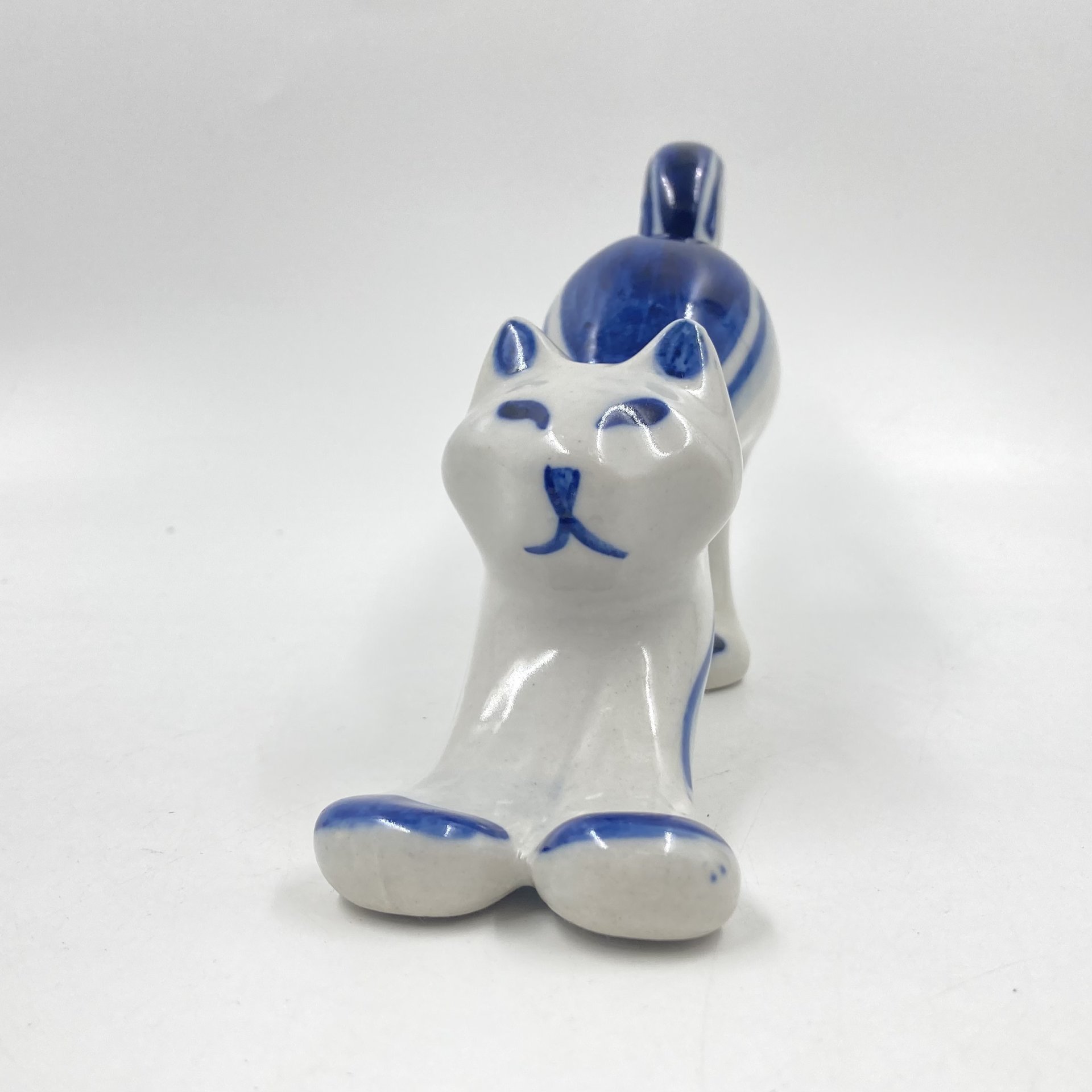 Статуэтка "Кошка", фарфор, роспись, Объединение «Гжель», Россия, 1991-2010 гг., Объединение «Гжель»