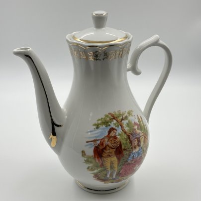 Кофейник изящной формы, украшенный галантной сценой, фарфор, деколь, золочение, Chauvigny, Франция, 1960-1969 гг., Chauvigny