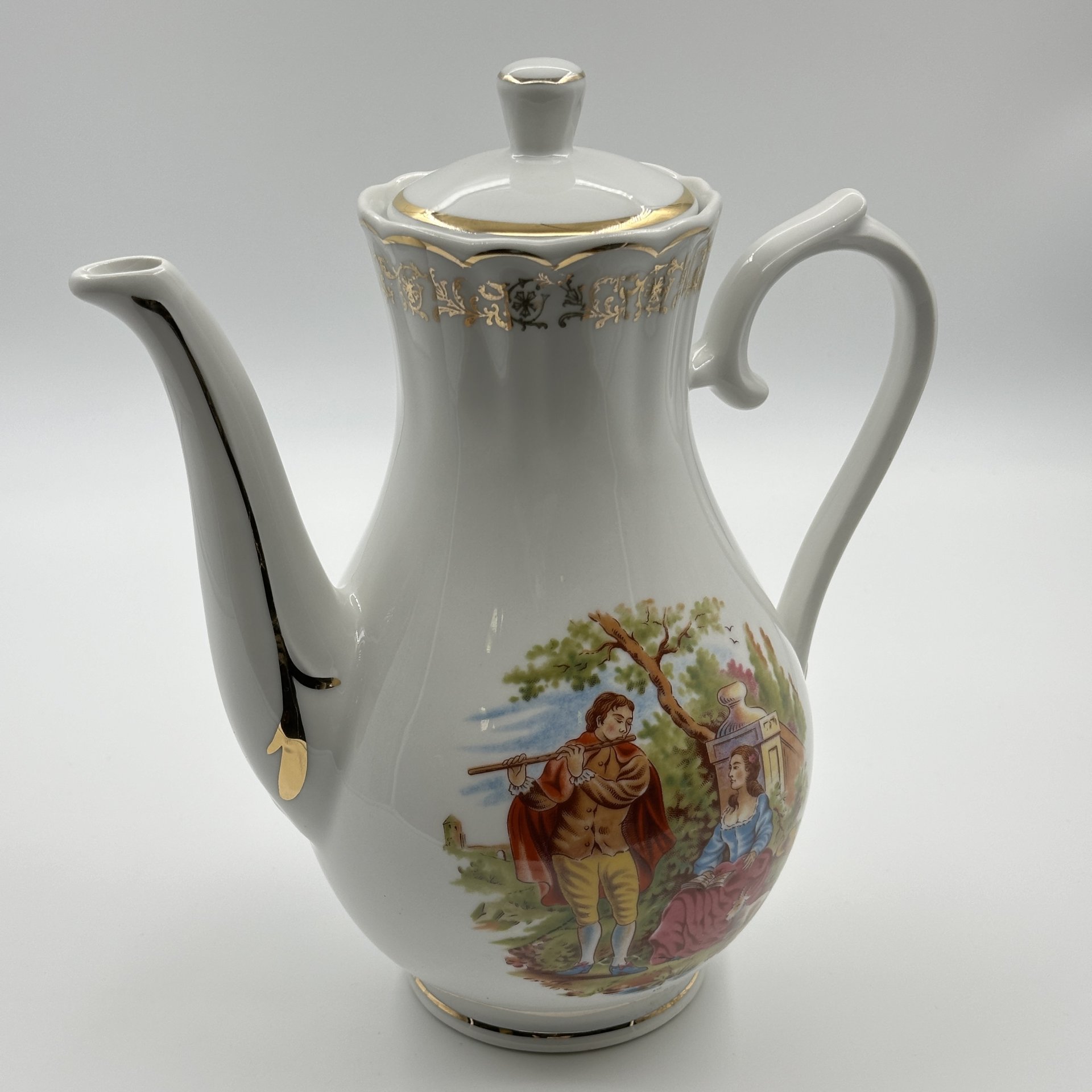 Кофейник изящной формы, украшенный галантной сценой, фарфор, деколь, золочение, Chauvigny, Франция, 1960-1969 гг., Chauvigny