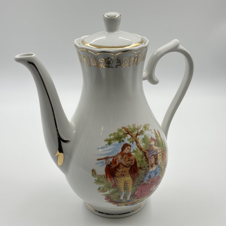 Кофейник изящной формы, украшенный галантной сценой, фарфор, деколь, золочение, Chauvigny, Франция, 1960-1969 гг., Chauvigny