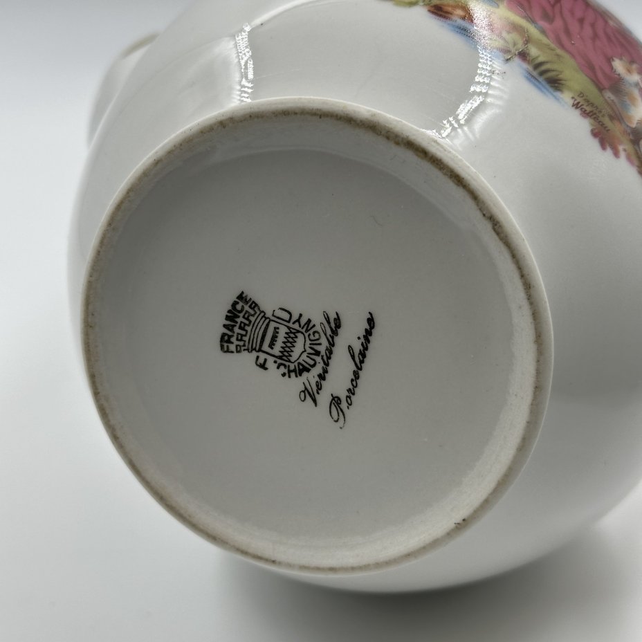 Кофейник изящной формы, украшенный галантной сценой, фарфор, деколь, золочение, Chauvigny, Франция, 1960-1969 гг., Chauvigny