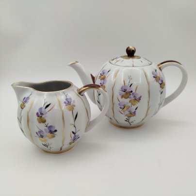 Чайник заварочный и молочник из сервиза "Фиалки" ("Дольчатый"), автор росписи Л.И. Григорьева, фарфор, роспись, золочение, Ленинградский фарфоровый завод (ЛФЗ), СССР, 1970-1992 гг.