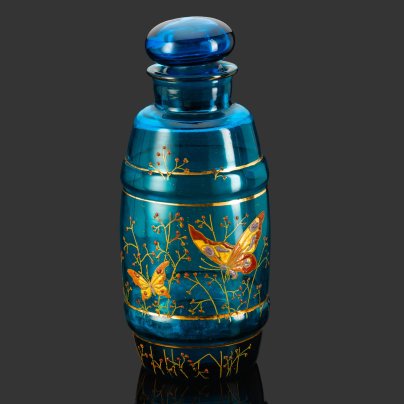 Емкость (банка, бутыль) голубого оттенка, с изображением бабочек, цветное стекло, купоросное стекло, роспись эмалевыми красками, золочение, Западная Европа, 1890-1920 гг.