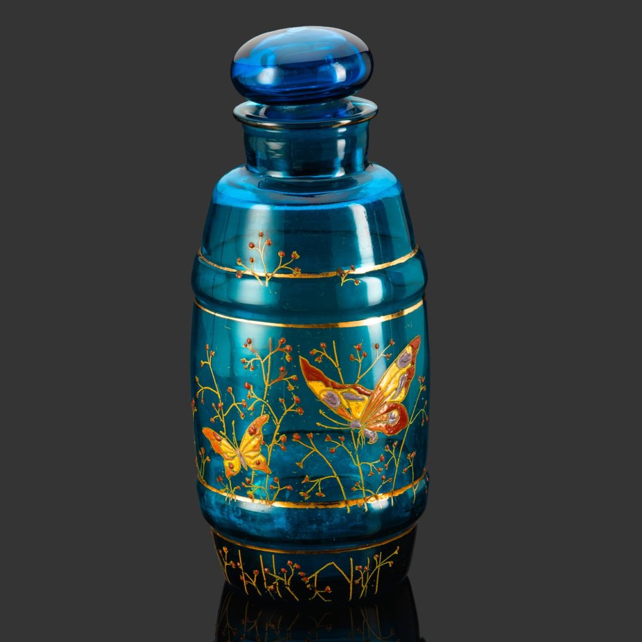 Емкость (банка, бутыль) голубого оттенка, с изображением бабочек, цветное стекло, купоросное стекло, роспись эмалевыми красками, золочение, Западная Европа, 1890-1920 гг.