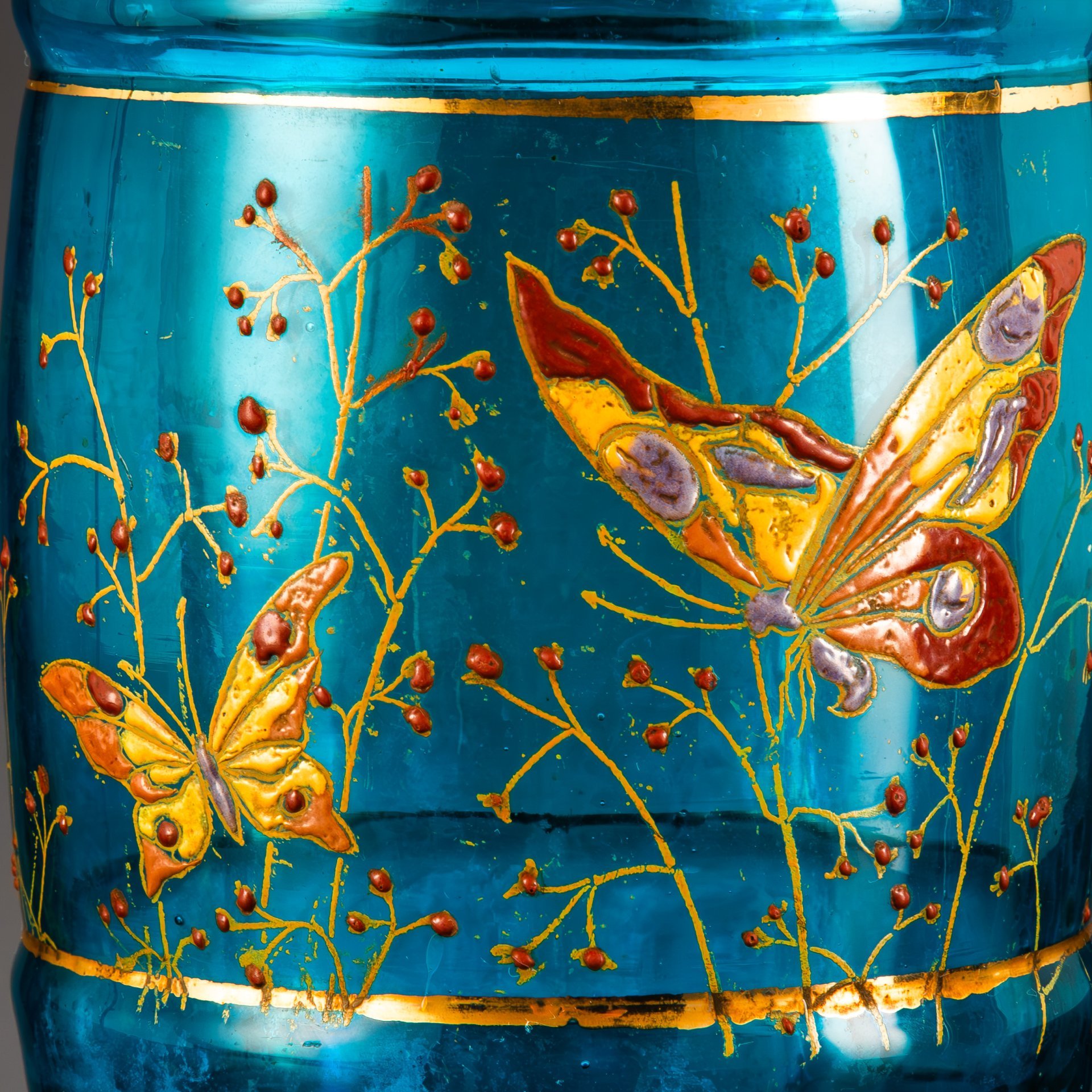 Емкость (банка, бутыль) голубого оттенка, с изображением бабочек, цветное стекло, купоросное стекло, роспись эмалевыми красками, золочение, Западная Европа, 1890-1920 гг.