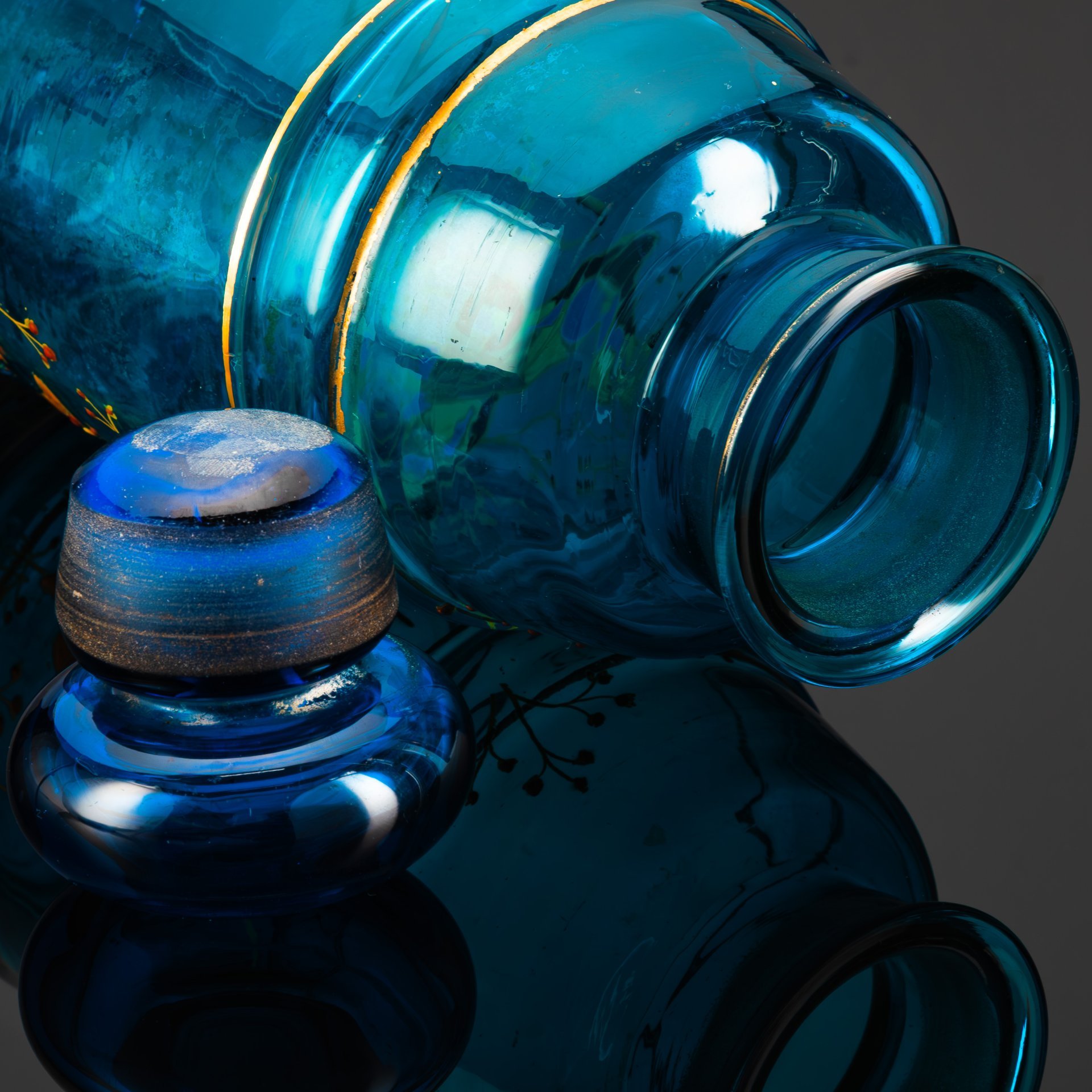 Емкость (банка, бутыль) голубого оттенка, с изображением бабочек, цветное стекло, купоросное стекло, роспись эмалевыми красками, золочение, Западная Европа, 1890-1920 гг.